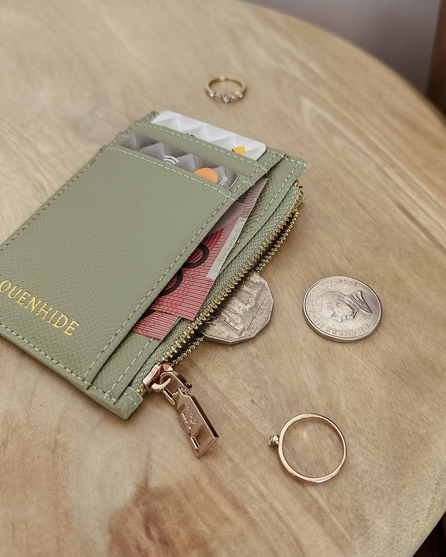 Cara cardholder