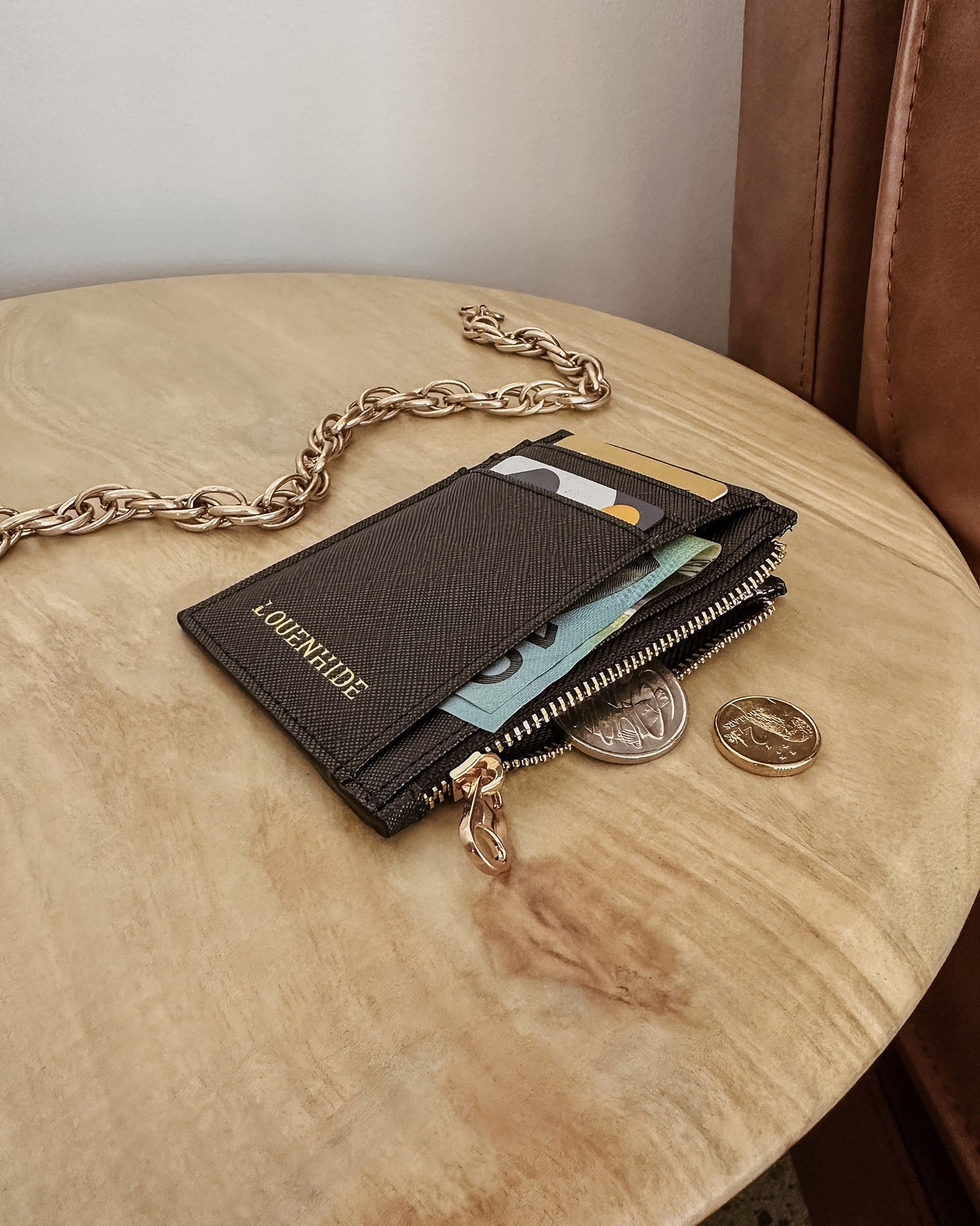 Cara cardholder